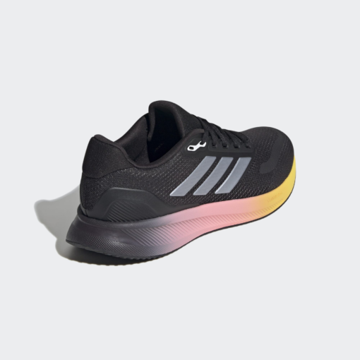 Маратонки Adidas Run Falcon 5 Черен Цвят С Цветна Подметка